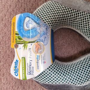 NWOT Cloudz Memory foam pillow